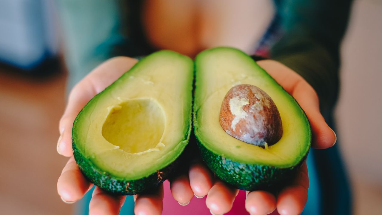 Schilddrüsenerkrankungen Einschränkung der weiblichen Kraft Avocado als Symbol der Schilddrüse
