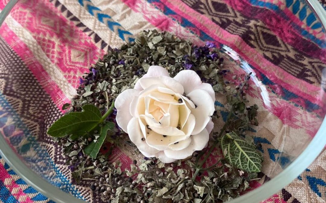 Schüssel mit Kräuter & Rose
